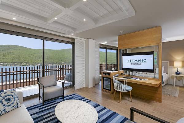 Innenansicht der Suite im Titanic Luxury Collection Bodrum mit Blick auf das Meer.
