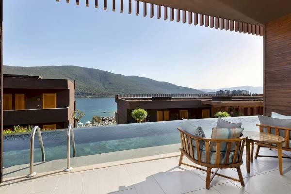 Terrasse mit Pool und Meerblick im Titanic Luxury Collection Bodrum Hotel