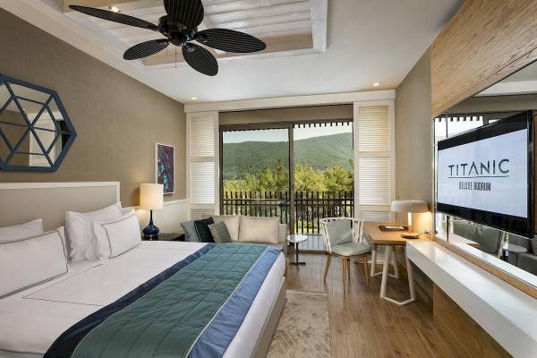Deluxe Zimmer im Titanic Luxury Collection Bodrum mit Balkon und Bergblick