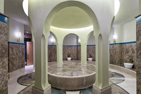 Innenansicht des Dampfbads im Titanic Luxury Collection Bodrum Hotel mit Marmorwänden und Zentralbecken.