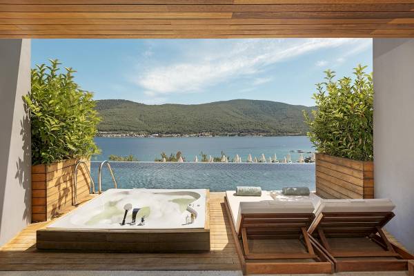 Jacuzzi auf der Terrasse mit Blick auf das Meer im Titanic Luxury Collection Bodrum