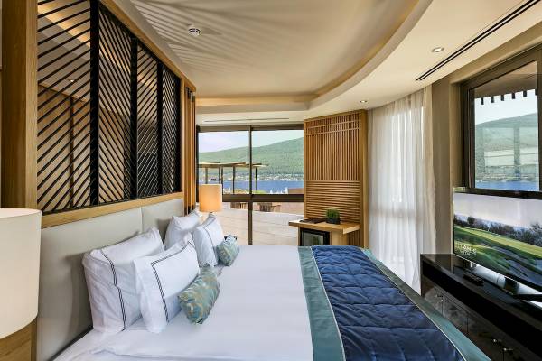 Schlafzimmer des Titanic Luxury Collection Bodrum mit Meerblick und moderner Einrichtung.