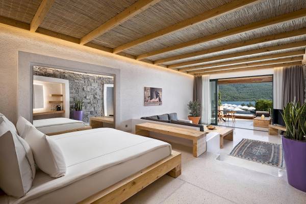Modernes Zimmer im Titanic Luxury Collection Bodrum mit zwei Betten und offenem Balkon.