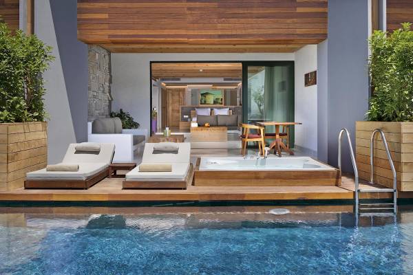 Außenbereich der Pool Suite im Titanic Luxury Collection Bodrum Hotel mit Jacuzzi, Loungeliegen und Tisch