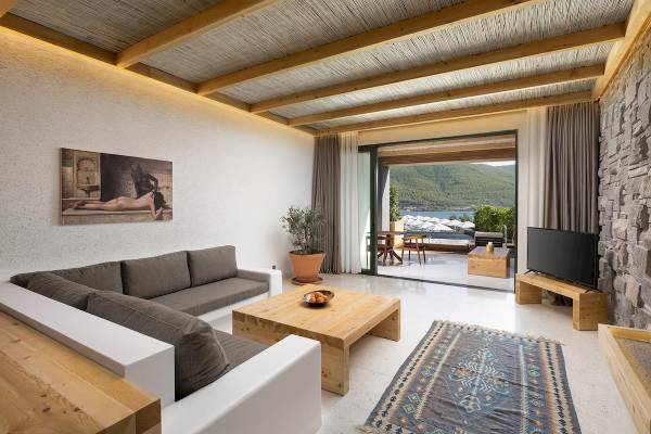 Wohnzimmer im Titanic Luxury Collection Bodrum mit Blick auf den Garten und das Meer.