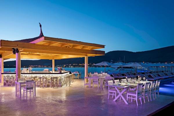 Abendessen im Schatten der Terrasse des Titanic Luxury Collection Bodrum Hotels