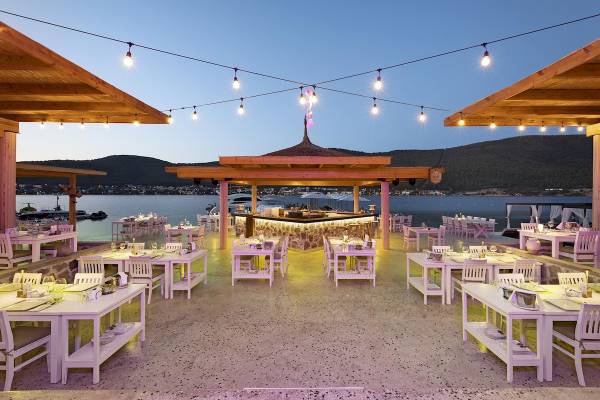 Abendessen im Restaurant des Hotels Titanic Luxury Collection Bodrum mit Blick auf den Hafen.