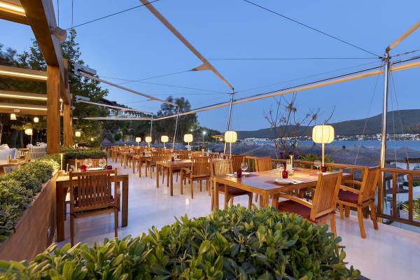 Außenterrasse des Titanic Luxury Collection Bodrum Hotels mit Blick auf das Meer.