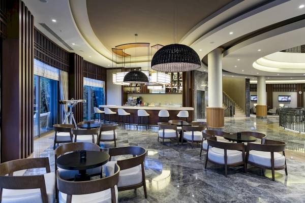 Lobby des Titanic Luxury Collection Bodrum Hotels mit Bar und Sitzgelegenheiten