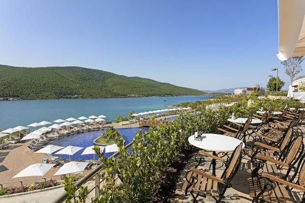 Aussicht auf den Pool und die Terrasse des Titanic Luxury Collection Bodrum Hotels.