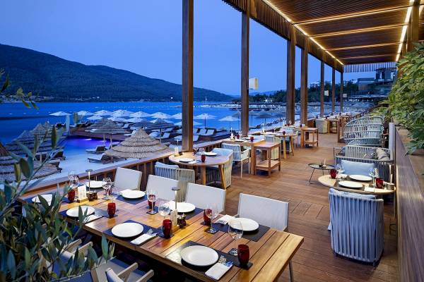 Außenbereich des Restaurants des Titanic Luxury Collection Bodrum Hotels bei Abend
