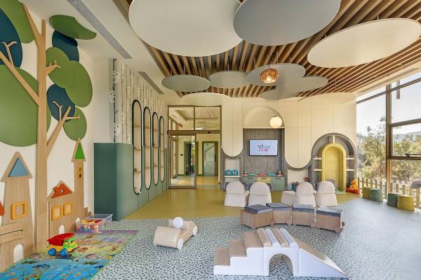 Kinderspielzimmer im Hotel Titanic Luxury Collection Bodrum mit bunten Wandmalereien und Spielzeug.