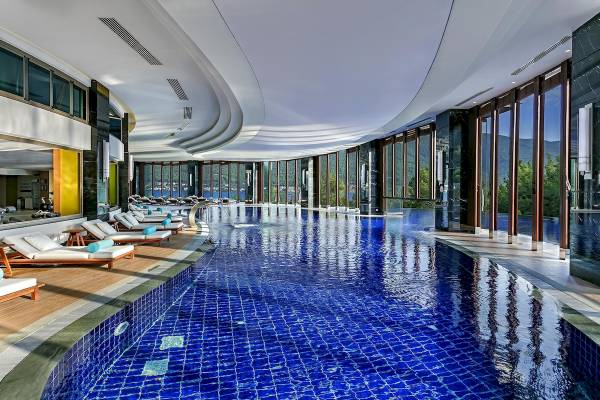 Infinity-Pool mit Lounge-Bereich im Titanic Luxury Collection Bodrum Hotel.