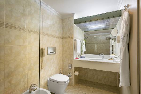 Badezimmer im Xanadu Resort Hotel mit Duschkabine, Toilette und Waschbecken.