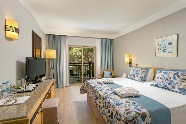 Doppelzimmer im Xanadu Resort Hotel mit Balkon, Fernseher und Schreibtisch.