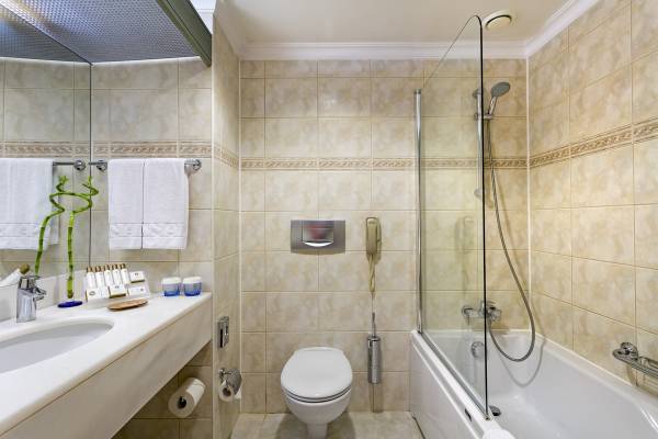 Badezimmer im Xanadu Resort Hotel mit Badewanne, Dusche und Toilette