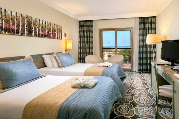 Doppelzimmer im Xanadu Resort Hotel mit Blick auf das Meer und zwei Betten.