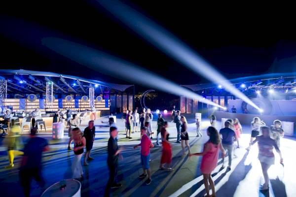 Menschen tanzen bei einer Disco-Nachtveranstaltung im Xanadu Resort Hotel.