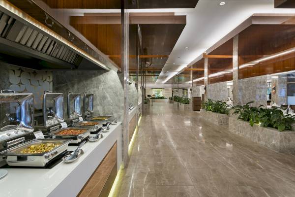Xanadu Resort Hotel Innenbereich mit langen Marmorfluren und Speisenbuffets.