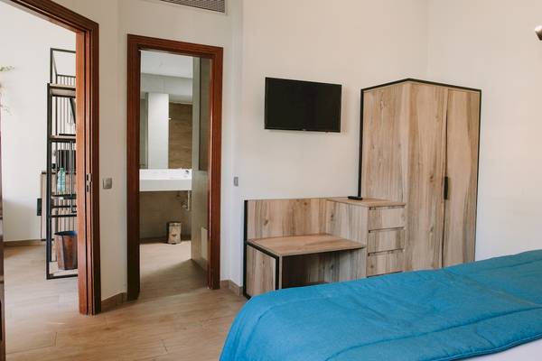 Schlafzimmer im Suites & Villas By Dunas Hotel mit Fernseher, Schrank und Bett