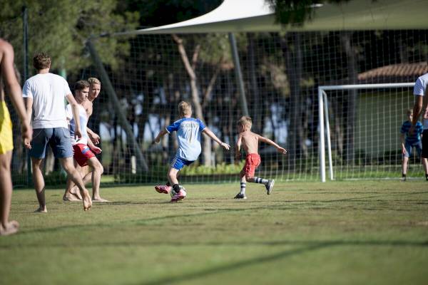 Jugendliche spielen Fussball auf dem Rasen des Xanadu Resort Hotel.