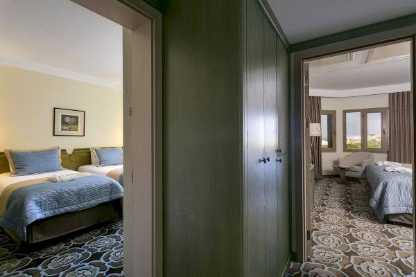 Innenansicht des Schlafzimmers im Xanadu Resort Hotel mit zwei Betten, Dekor und gemustertem Boden.