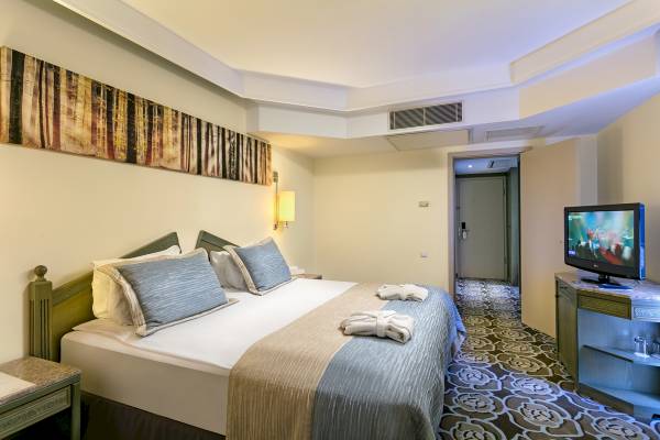 Doppelzimmer im Xanadu Resort Hotel mit Bett und Fernseher.