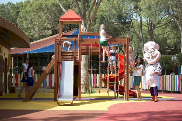 Kinder spielen auf einem Spielplatz im Freien im Xanadu Resort Hotel.