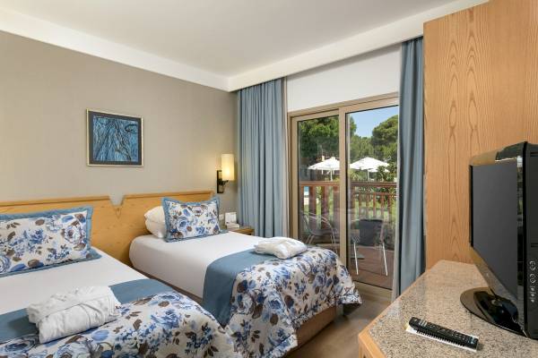 Doppelzimmer im Xanadu Resort Hotel mit zwei Betten, Fernseher und Balkon.