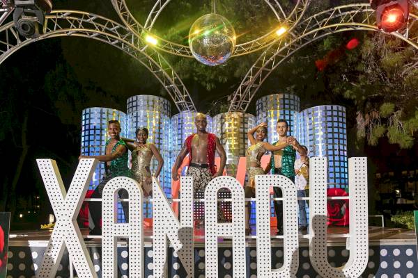 Darsteller des Xanadu Resort Hotels bei einer Show auf der Bühne