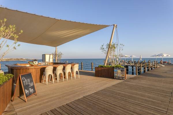 Xanadu Resort Hotel Pier Bar mit Blick auf den Ozean und einem Schild.