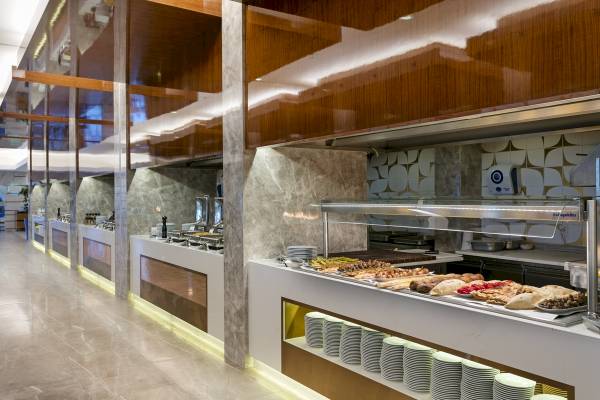 Buffetbereich im Xanadu Resort Hotel mit verschiedenen Speisen und vielen Tellern.
