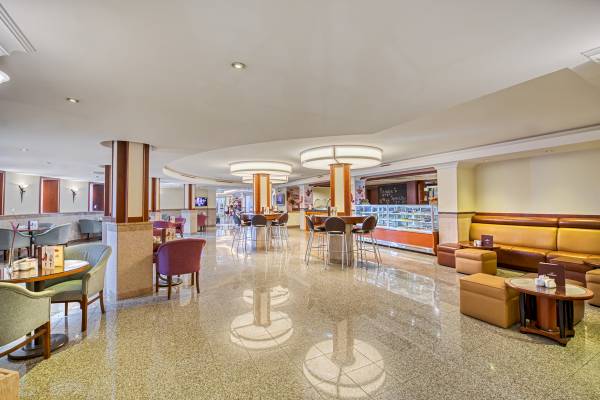 Innenbereich des Xanadu Resort Hotels mit gefliesten Böden, Sitzbereichen und einer Theke.