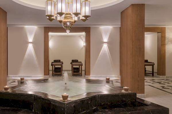 Spa-Bereich im Xanadu Makadi Bay Hotel mit zentralem Brunnen und zwei Behandlungsräumen.