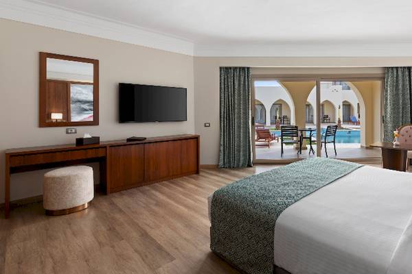 Innenansicht eines Hotelzimmers im Xanadu Makadi Bay, mit Blick auf den Pool.