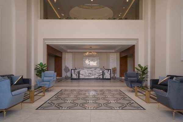 Lobbybereich des Xanadu Makadi Bay Hotels mit Empfangstresen und modernen Möbeln.