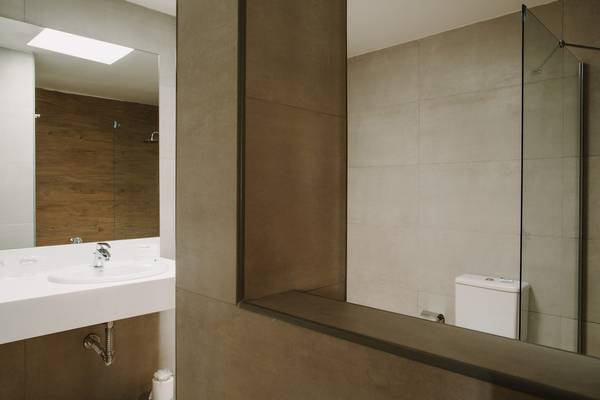 Badezimmer von Suites & Villas By Dunas mit Waschbecken, Spiegel und Toilette