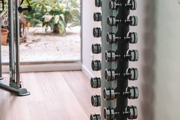 Gewichtstraining im Fitnessraum des Aimia Hotels mit Blick auf den Garten