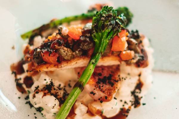 Gebratener Lachs mit Gemüse auf Reis im Aimia Hotel