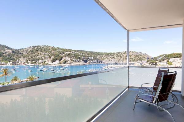 Blick vom Balkon des Aimia Hotels auf einen Hafen und das Meer mit vielen Booten