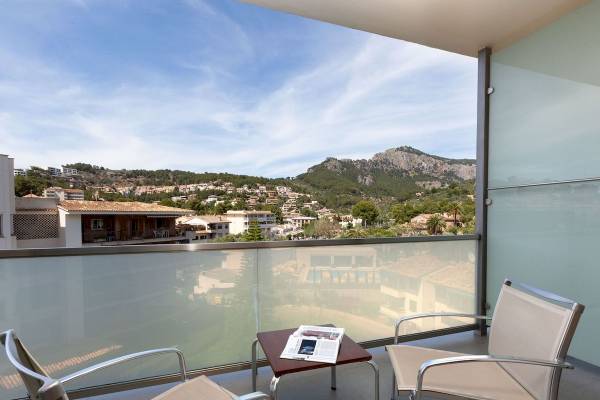 Blick vom Balkon des Aimia Hotels mit Aussicht auf die Stadt und Berge