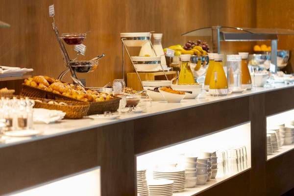 Frühstücksbuffet im Aimia Hotel mit verschiedenen Speisen und Getränken.
