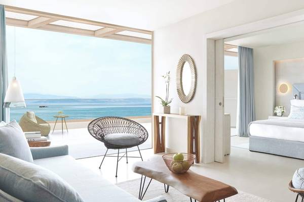 Innenansicht der Suite im Ikos Dassia Hotel mit Blick auf den Ozean