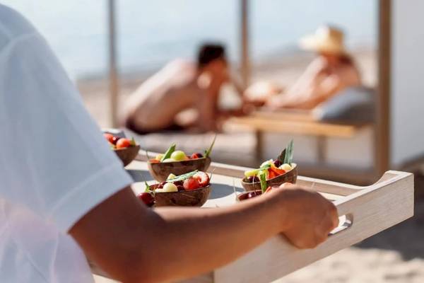 Serviertablett auf dem Strand im Ikos Dassia mit Obstsalaten in Schalen.