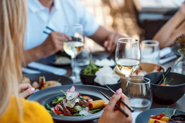 Leute essen im Restaurant mit verschiedenen Gerichten und Getränken