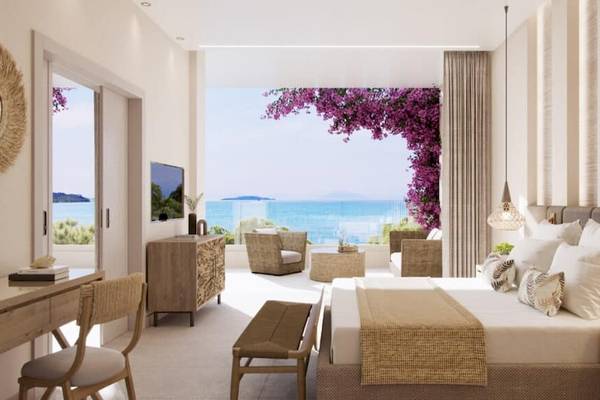 Innenansicht eines Hotelzimmers im Ikos Odisia mit Blick auf das Meer und Blumen