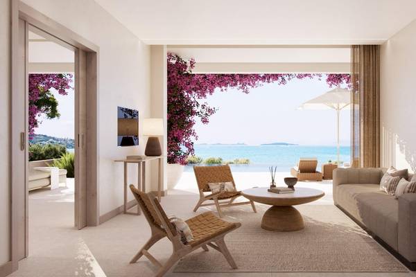 Innenansicht des Ikos Odisia Hotels, Wohnbereich mit Blick auf das Meer.