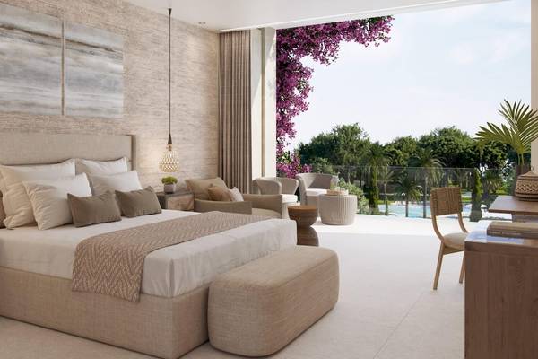 Innenansicht des Schlafzimmers im Ikos Odisia Hotel mit großem Bett, Balkon und Poolsicht.