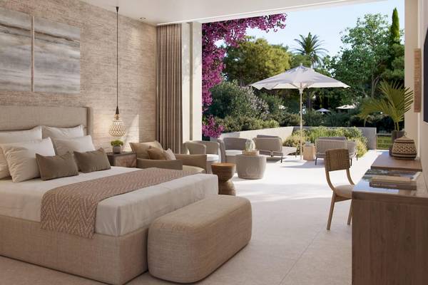 Schlafzimmer im Ikos Odisia Hotel mit Terrasse und Gartenblick.