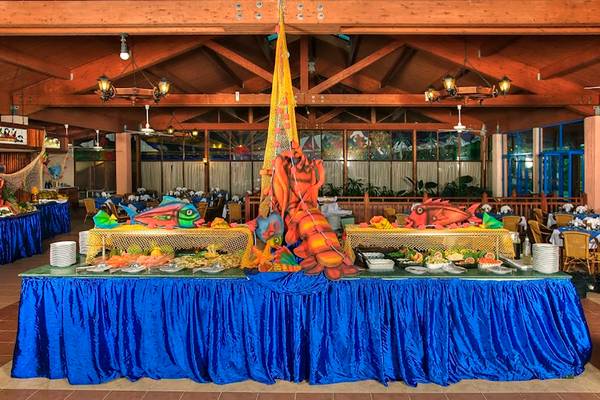 Buffet-Tisch im Restaurant des Memories Jibacoa Resort mit Fisch-Dekorationen.